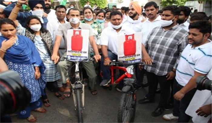 पेट्रोल, डीजल, व एलपीजी गैस सिलेंडर की कीमतों में वृद्धि के खिलाफ भारतीय युवा कांग्रेस का प्रदर्शन