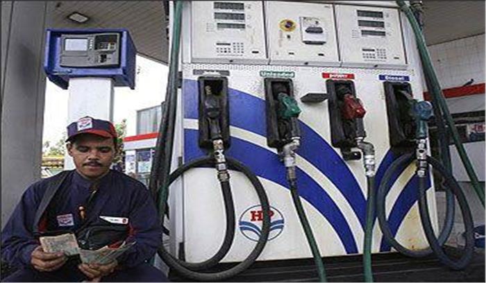 पेट्रोल पंप पर लोगों से ज्ञापन पर कराए हस्ताक्षर