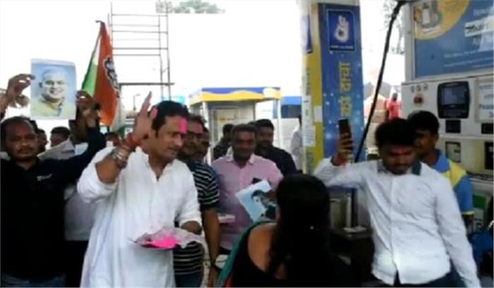 पेट्रोल डीजल के दाम कम होने पर विकास उपाध्याय ने पेट्रोल पंप में गुलाल लगा कर मिठाइयां बांटी