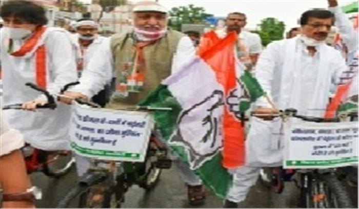 बिहार में पेट्रोल, डीजल की बढ़ती कीमत के विरोध में सड़क पर उतरी कांग्रेस