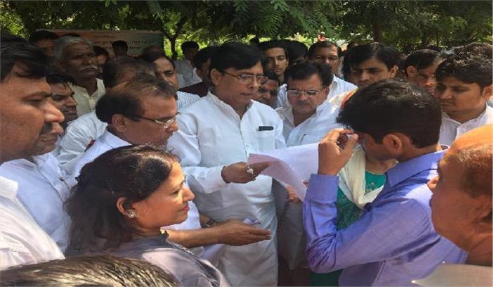 पेट्रोलियम पदार्थों की कीमतों के विरोध में कांग्रेस का प्रदर्शर्न