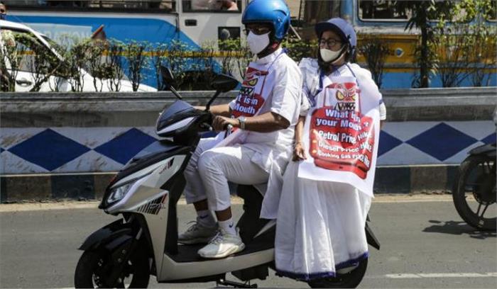 बढ़ती कीमतों के खिलाफ ममता बनर्जी की ई-बाइक रैली,अनोखे अंदाज में किया प्रदर्शन