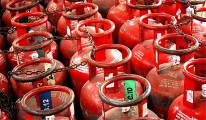 नए साल में लोगों को तेल, घरेलू गैस के दामों में मिली बड़ी राहत