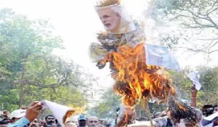 आप ने पेट्रोल और गैस की बढ़ती कीमतों के विरोध में पीएम मोदी का फूंका पुतला