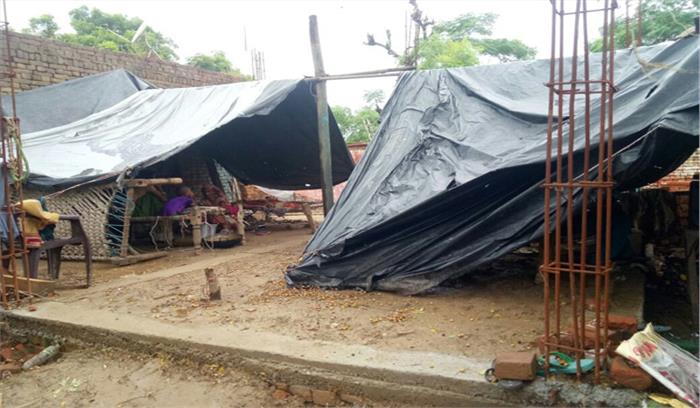 पीएम आवास योजना का नहीं आया पैसा, तिरपाल डालकर रह रहे गरीब