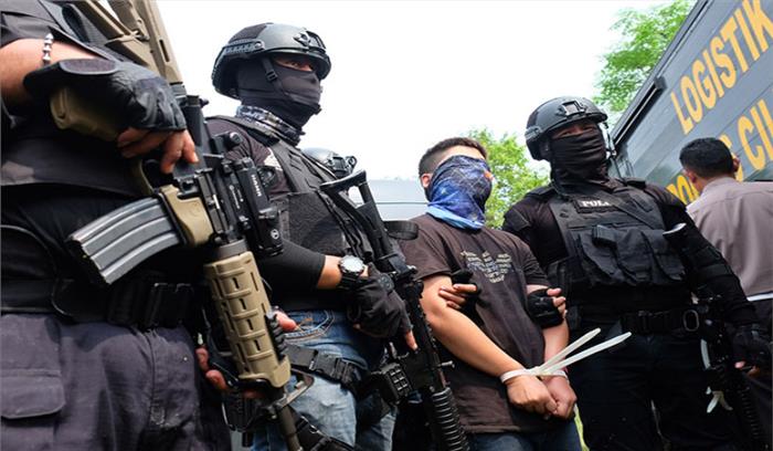 मनीला में पुलिस ने 13 तस्करों को मार गिराया और 100 को किया गिरफ्तार मनीला में पुलिस ने 13 तस्करों को मार गिराया और 100 को किया गिरफ्तार