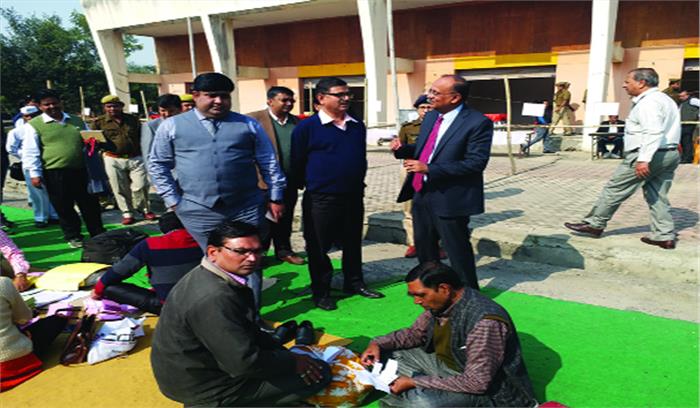 फूल मंडी फेस-2 नोएडा से 182 मतदान पार्टियां पोलिंग बूथ पर पहुंची