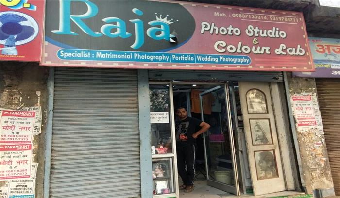 दो फोटो स्टूडियो का ताला तोड़ लाखों की चोरी