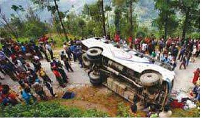 पिकअप वाहन पलटने से 11 मजदूरों की मौत, 15 घायल