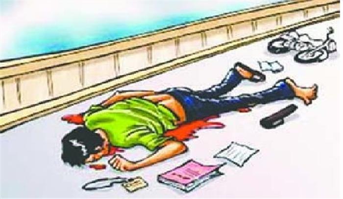 खंभे से टकराई बाइक, युवक की मौत