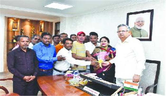 जनपद अध्यक्ष के साथ सतनामी समाज के प्रतिनिधि मंडल ने मुख्यमंत्री को सम्मेलन में आने का दिया न्यौता