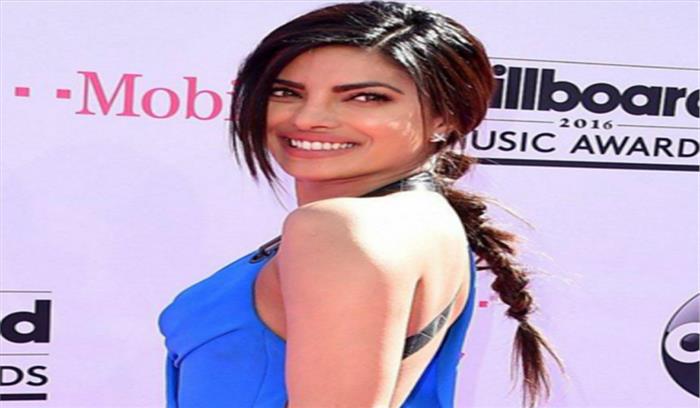 गायिका रिहाना संग काम करना चाहती है प्रियंका चोपड़ा