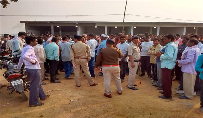 किसानों ने धान विक्रय को लेकर किया प्रदर्शन