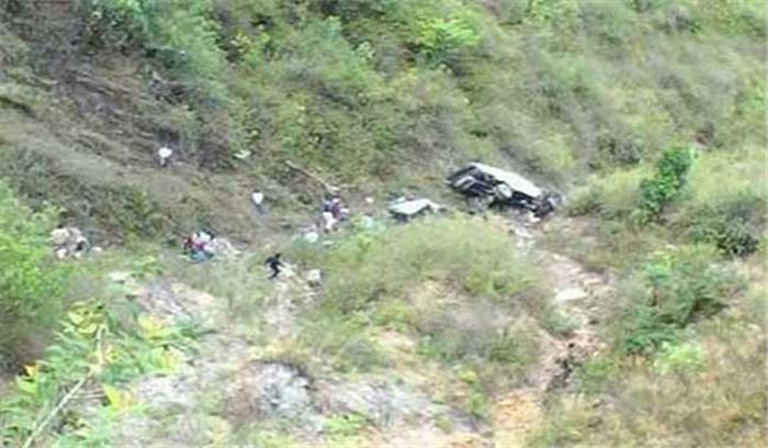 पिथौरागढ़ में वाहन खाई गिरने से एक की मौत, 7 घायल