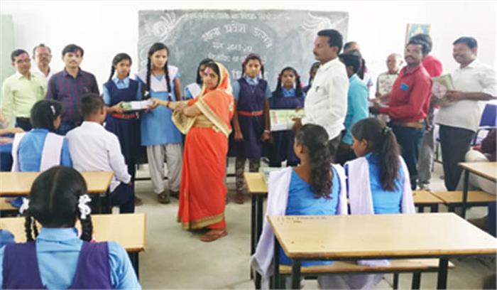 पिथौरा : नव प्रवेशी बच्चों का तिलक लगाकर एवं मिठाई खिलाकर स्वागत