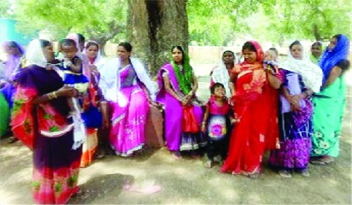 समूहों के नाम पर कर्ज लेकर हड़प लिया