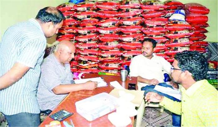 प्लास्टिक का चावल के संदेह में थोक दुकानों में दबिश