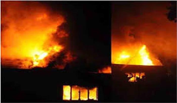 उत्तर प्रदेश में प्लास्टिक प्लांट में लगी आग, 6 करोड़ का माल जल कर खाक उत्तर प्रदेश में प्लास्टिक प्लांट में लगी आग, 6 करोड़ का माल जल कर खाक