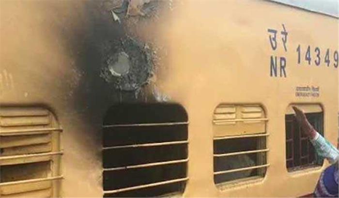 प्लेटफार्म पर खड़ी ट्रेन में आग लगने से मची अफरातफरी