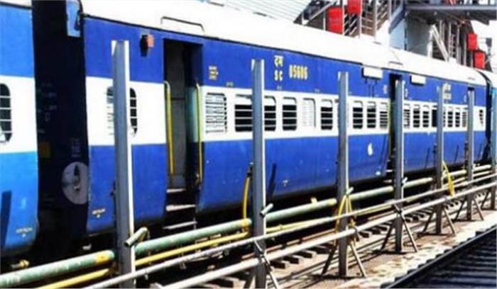 यात्रियों ने देखी प्लेटफार्म पर दुनिया की सबसे छोटी मूर्तियों की प्रदर्शनी