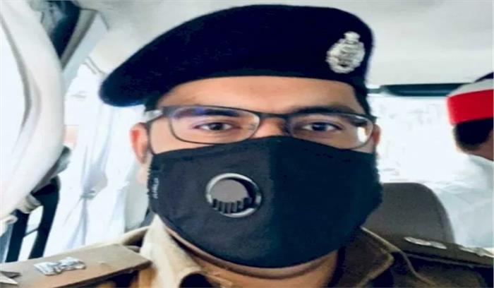 ताश खेलते, वसूली करते और तंबाकू गायब करने वाले दारोगा-हवलदारों को एसएसपी ने दबोचा