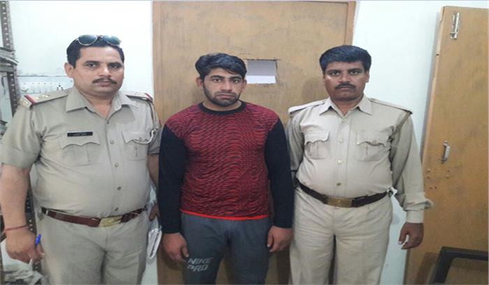 खोड़ा में शराब तस्कर गिरफ्तार, 62 पव्वे बरामद 