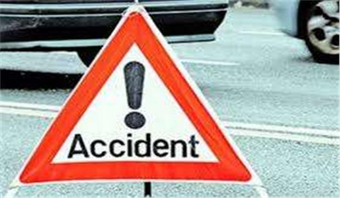 पोलैंड : बस पलटने से 40 से अधिक लोग घायल