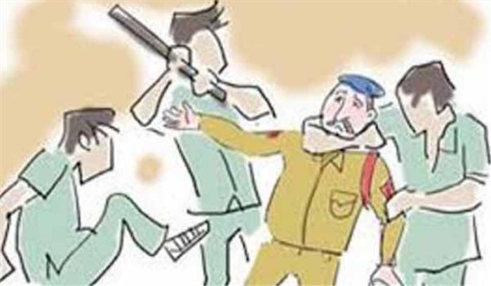 पुलिस पर हमला कर आरोपी छुड़ाया, हथियार लूटे