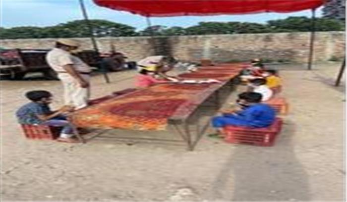 एक पुलिस-कई चेहरे : 71 साल के बुजुर्ग और 4 साल की लड़की का केक काटकर मनाया जन्मदिन एक पुलिस-कई चेहरे : 71 साल के बुजुर्ग और 4 साल की लड़की का केक काटकर मनाया जन्मदिन