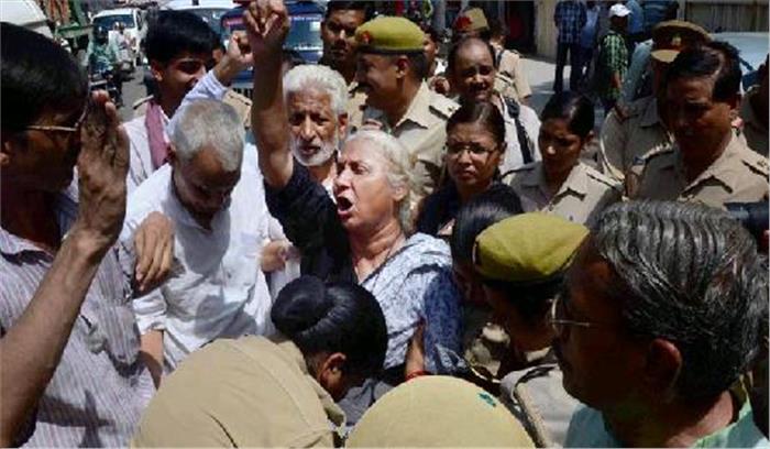 पुलिस ने मेधा पाटकर को जबरन उठाया