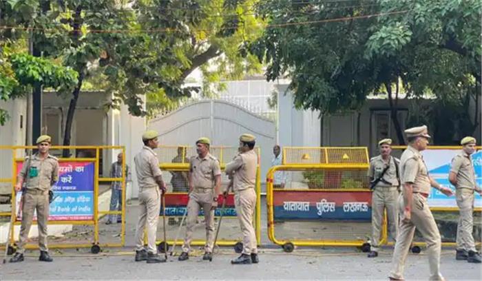 पुलिस ने अखिलेश यादव को लखीमपुर जाने से रोका, बंगले के चारों ओर घेराबंदी