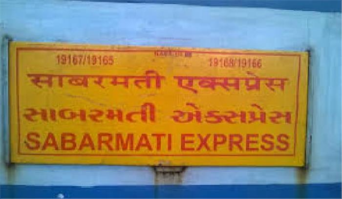 झांसी रेलवे स्टेशन पर पुलिस ने लोगों को साबरमती एक्सप्रेस से उतारा