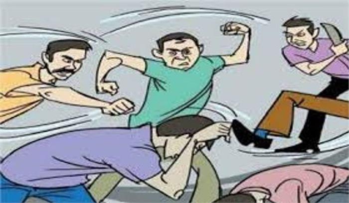 फूड वैन खड़ी करने को लेकर दो पक्ष भिड़े फूड वैन खड़ी करने को लेकर दो पक्ष भिड़े