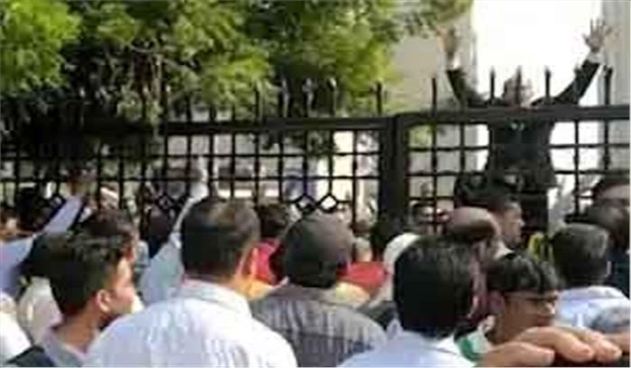 वकीलों का प्रदर्शन चौथे दिन भी जारी, साकेत कोर्ट बंद