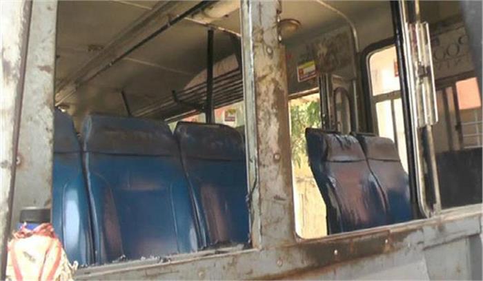 उत्तर प्रदेश  : पुलिस भर्ती परीक्षा देने आये अभ्यर्थियों ने बसों के शीशे तोड़े