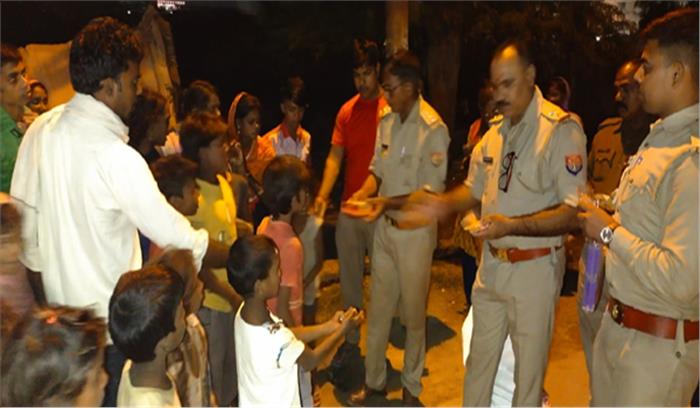 पुलिस आरक्षण ने गरीबों बच्चों के साथ मनाई दीपावली पुलिस आरक्षण ने गरीबों बच्चों के साथ मनाई दीपावली