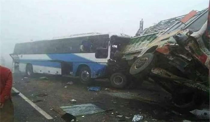 मप्र में कोहरे के कारण ट्रक-बस में भिड़ंत एक की मौत,आधा दर्जन घायल