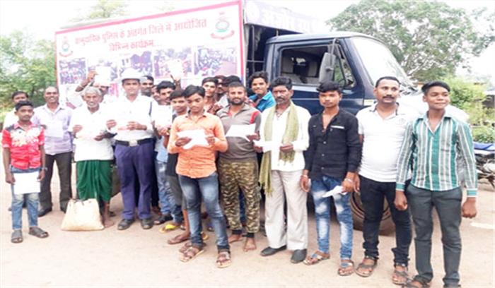 बालसमुंद के हाट बाजार में अंजोर रथ ने ग्रामीणों को किया जागरूक