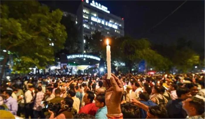 जामिया में हिंसा के बाद तनाव, विरोध में पुलिस मुख्यालय के बाहर जुटे छात्र