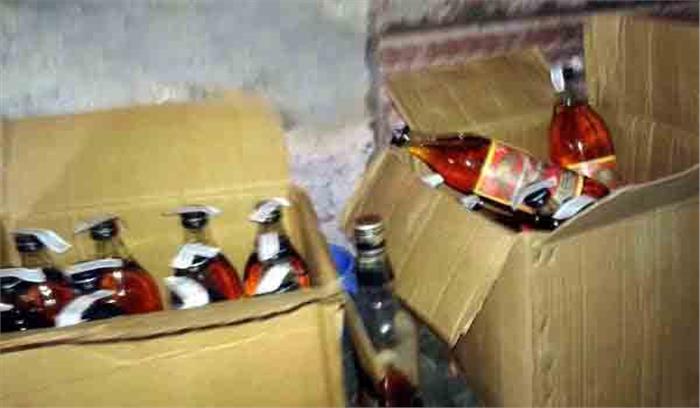 खेत से 170 कार्टन विदेशी शराब बरामद, दो गिरफ्तार खेत से 170 कार्टन विदेशी शराब बरामद, दो गिरफ्तार