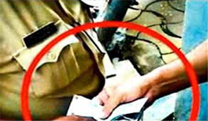 पुलिस अधिकारी रिश्वत लेते गिरफ्तार पुलिस अधिकारी रिश्वत लेते गिरफ्तार