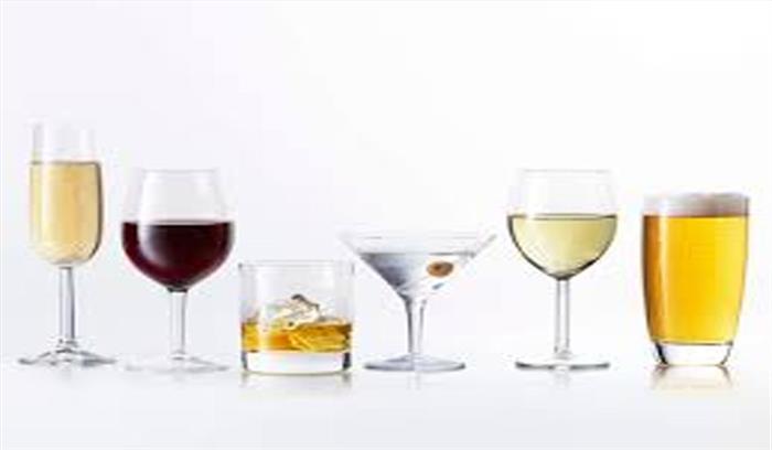 महंगी शराब, एयर पिस्टल, कार, नकदी सहित तस्कर पकड़ाया