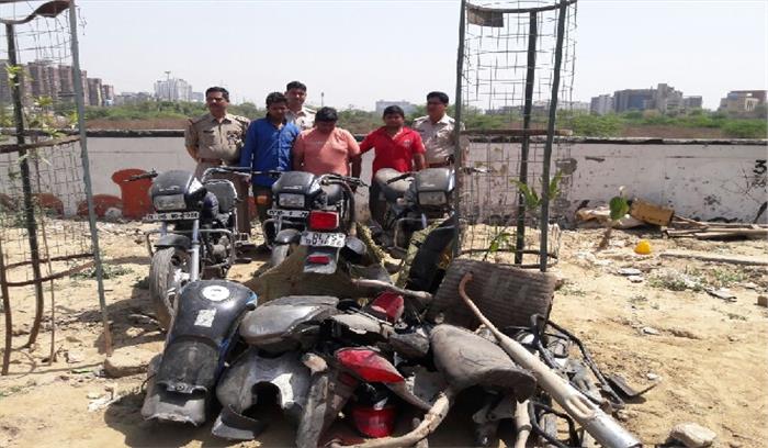 पुलिस ने दबोचे तीन शातिर वाहन चोर, दो फरार