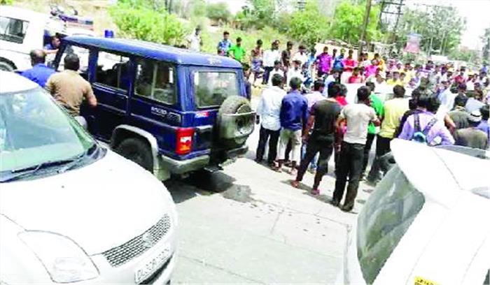 पुलिस जांच के दौरान कार सवार भागे, कार से पिस्टल बरामद