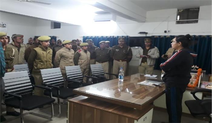 पुलिस कर्मियों को खुद के व्यवहार सुधारने की दी गई नसीहत