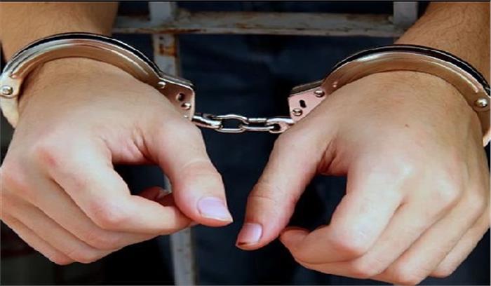 पुलिसकर्मी रिश्वत लेते गिरफ्तार