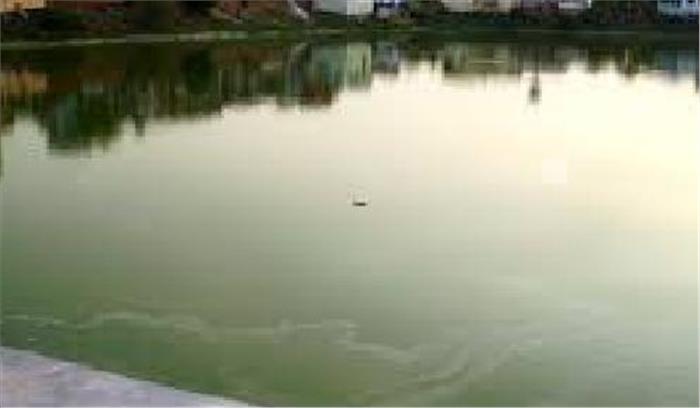 पुलिस आरक्षक का शव तालाब से बरामद