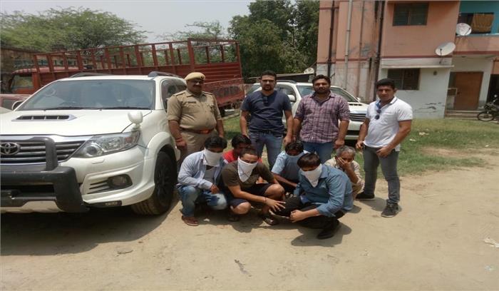 लग्जरी गाड़ी के साथ 6 शातिर चोर गिरफ्तार