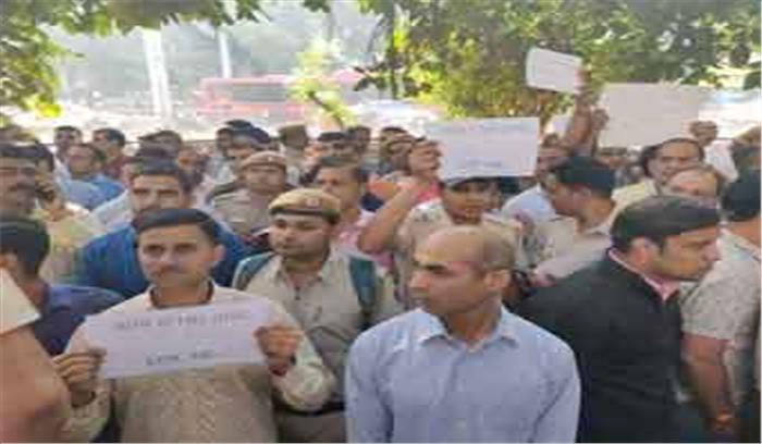 तीस हजारी कांड : उलझन में आईपीएस अधिकारी के वकील बेटे के बेखौफ सवाल तीस हजारी कांड : उलझन में आईपीएस अधिकारी के वकील बेटे के बेखौफ सवाल