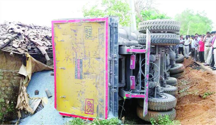 बजरी लोड  ट्रेलर घर में घुसा, दबने से 3 की मौत